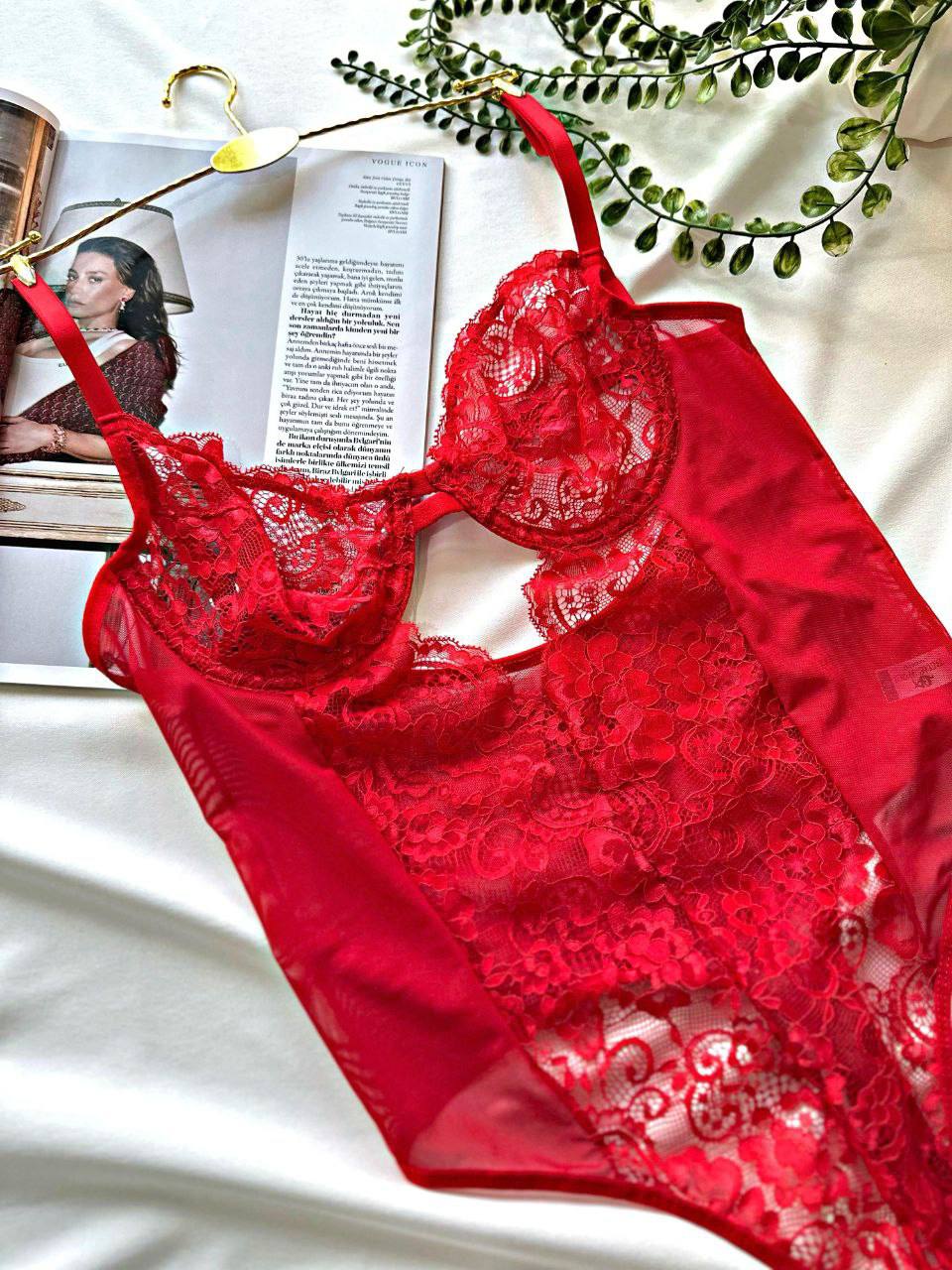 Kırmızı Zarafetin ve Cesaretin Buluştuğu Tasarım Bodysuit - Modaludo