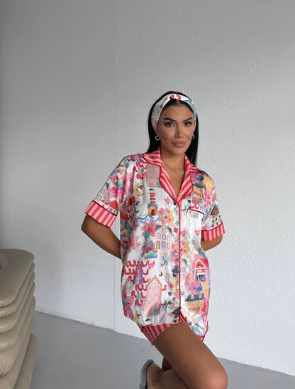 Renkli Desenli Saten Pijama Takımı – Kırmızı Çizgili Detaylı