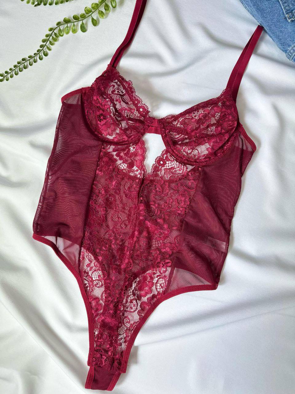 Bordo Zarafetin ve Cesaretin Buluştuğu Tasarım Bodysuit