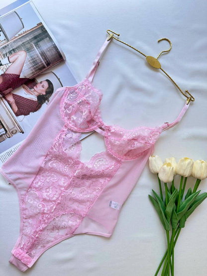 Pembe Zarafetin ve Cesaretin Buluştuğu Tasarım Bodysuit