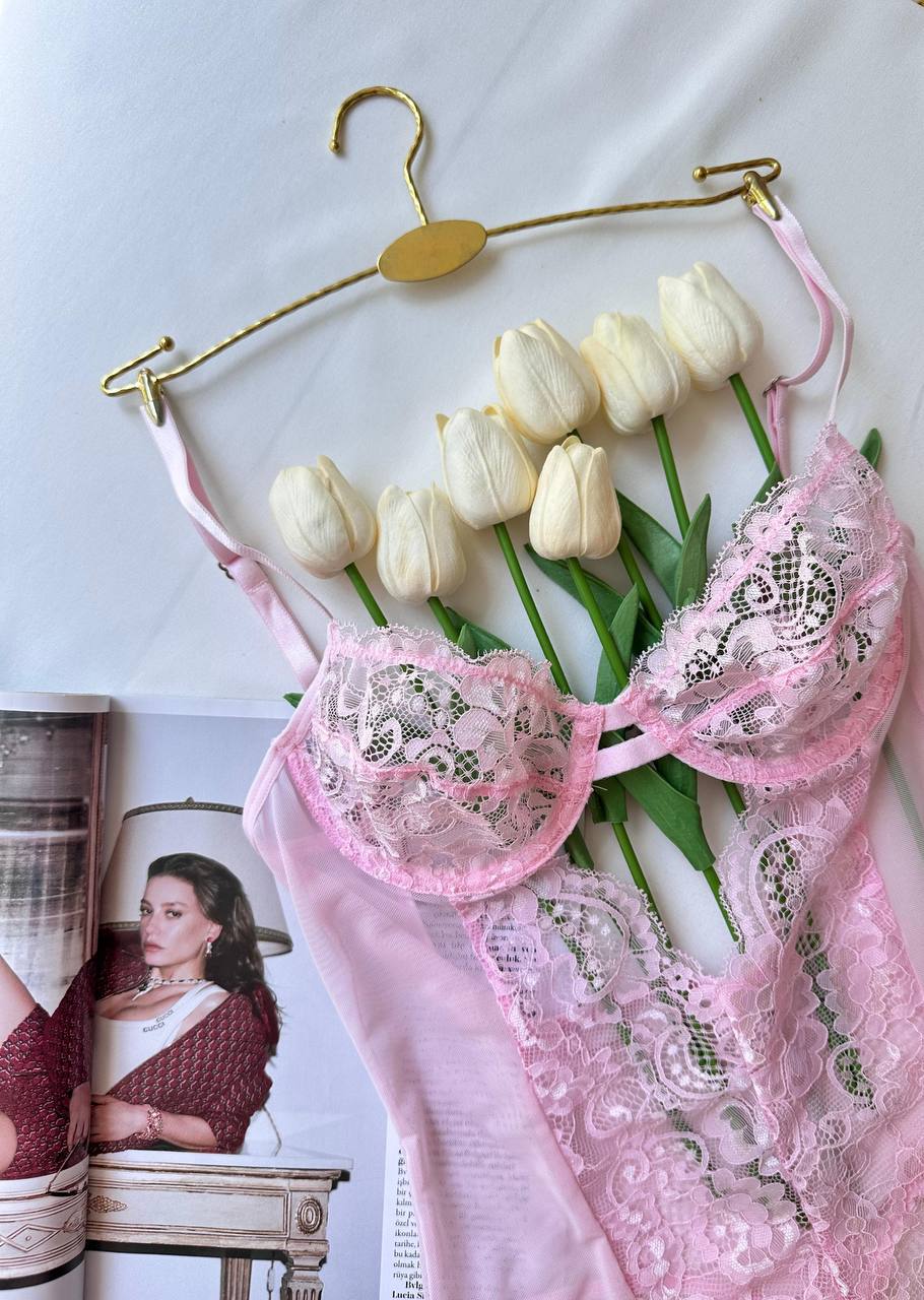Pembe Zarafetin ve Cesaretin Buluştuğu Tasarım Bodysuit