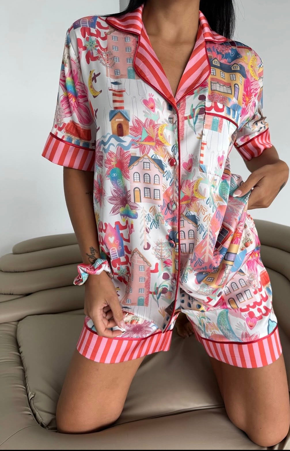 Renkli Desenli Saten Pijama Takımı – Kırmızı Çizgili Detaylı