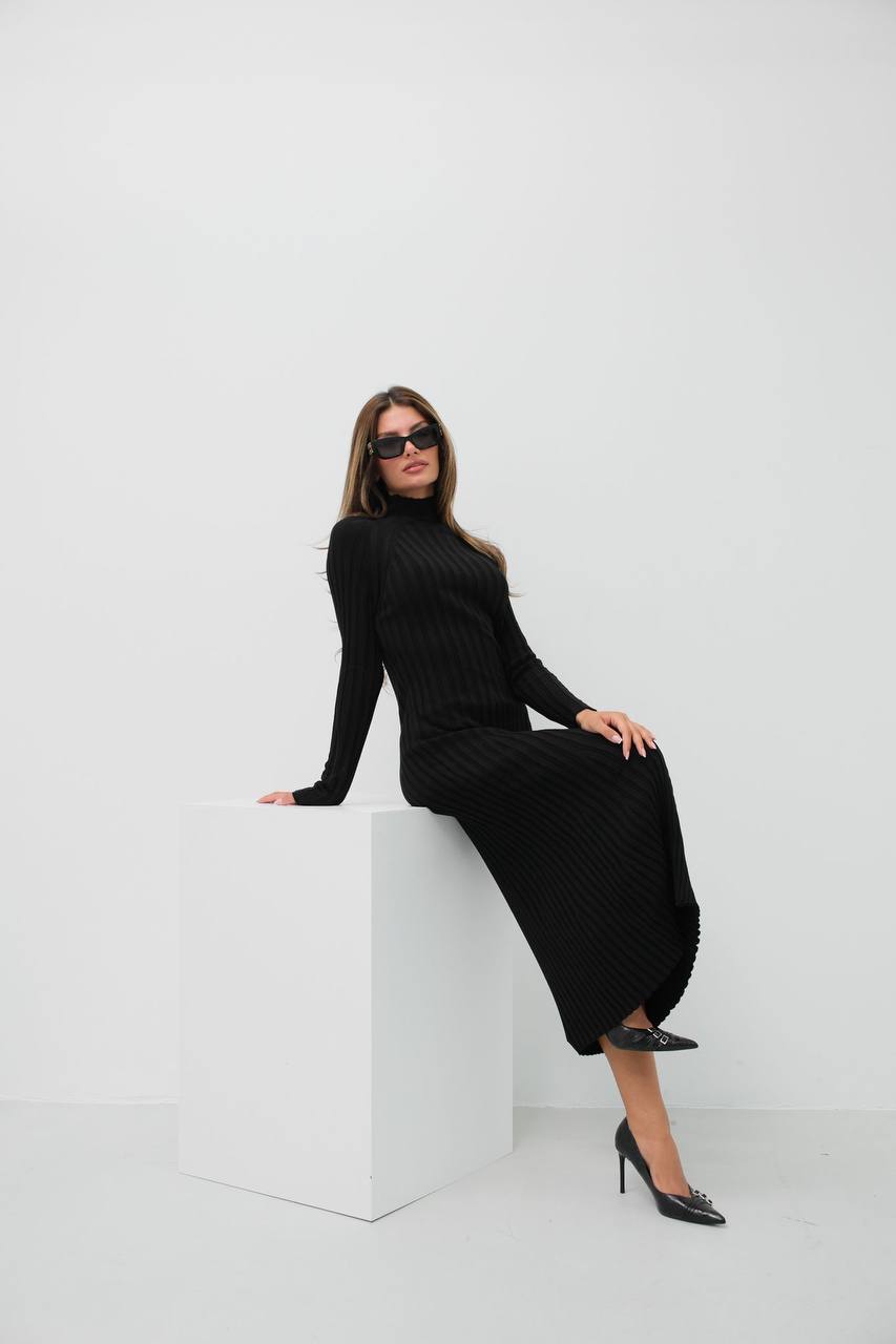 Elegant Long-Sleeved Ribbed Black Midi Dress