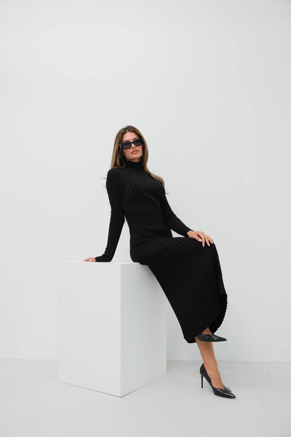 Elegant Long-Sleeved Ribbed Black Midi Dress