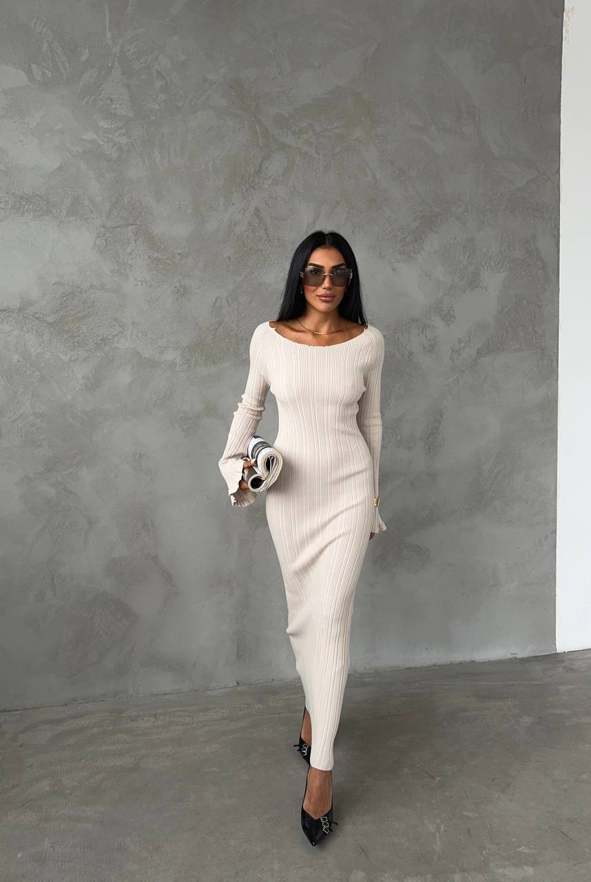 Elegant Ribbed Long-Sleeve Maxi Dress