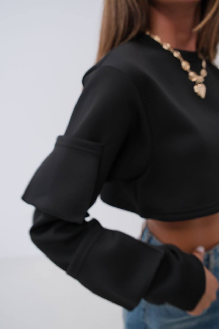 Cropped Black Sweater with Long Sleeves