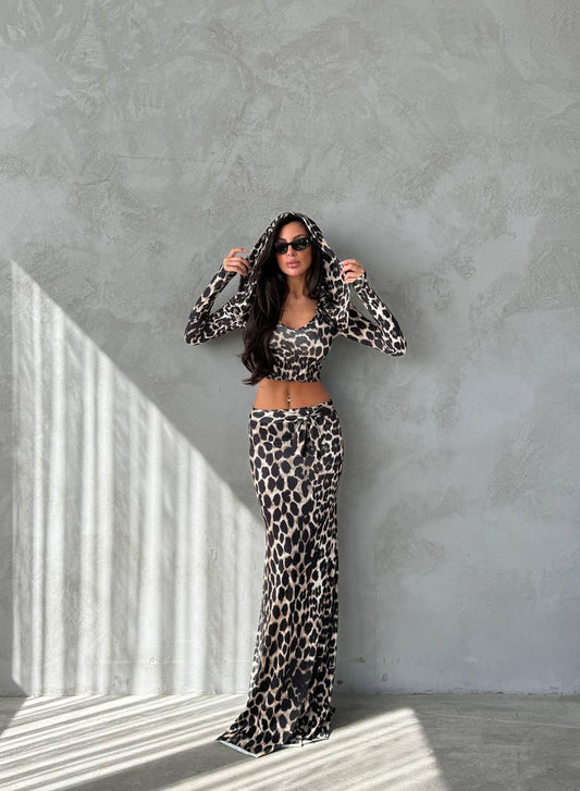 Two-Piece Suit with a Crop Top and Maxi Skirt