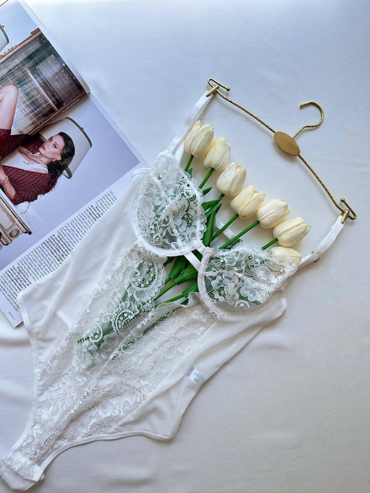 Beyaz Zarafetin ve Cesaretin Buluştuğu Tasarım Bodysuit - Modaludo