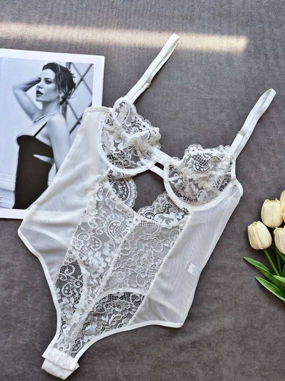 Beyaz Zarafetin ve Cesaretin Buluştuğu Tasarım Bodysuit - Modaludo