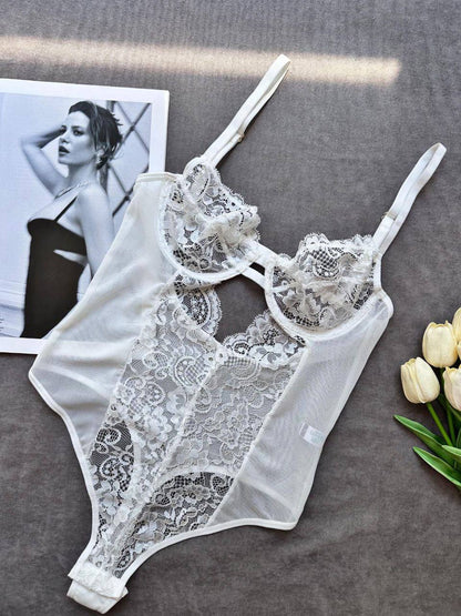 Beyaz Zarafetin ve Cesaretin Buluştuğu Tasarım Bodysuit - Modaludo