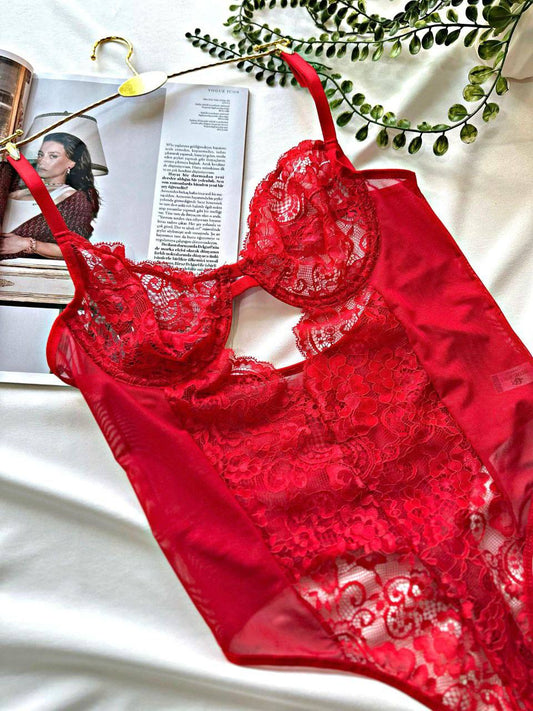 Kırmızı Zarafetin ve Cesaretin Buluştuğu Tasarım Bodysuit - Modaludo