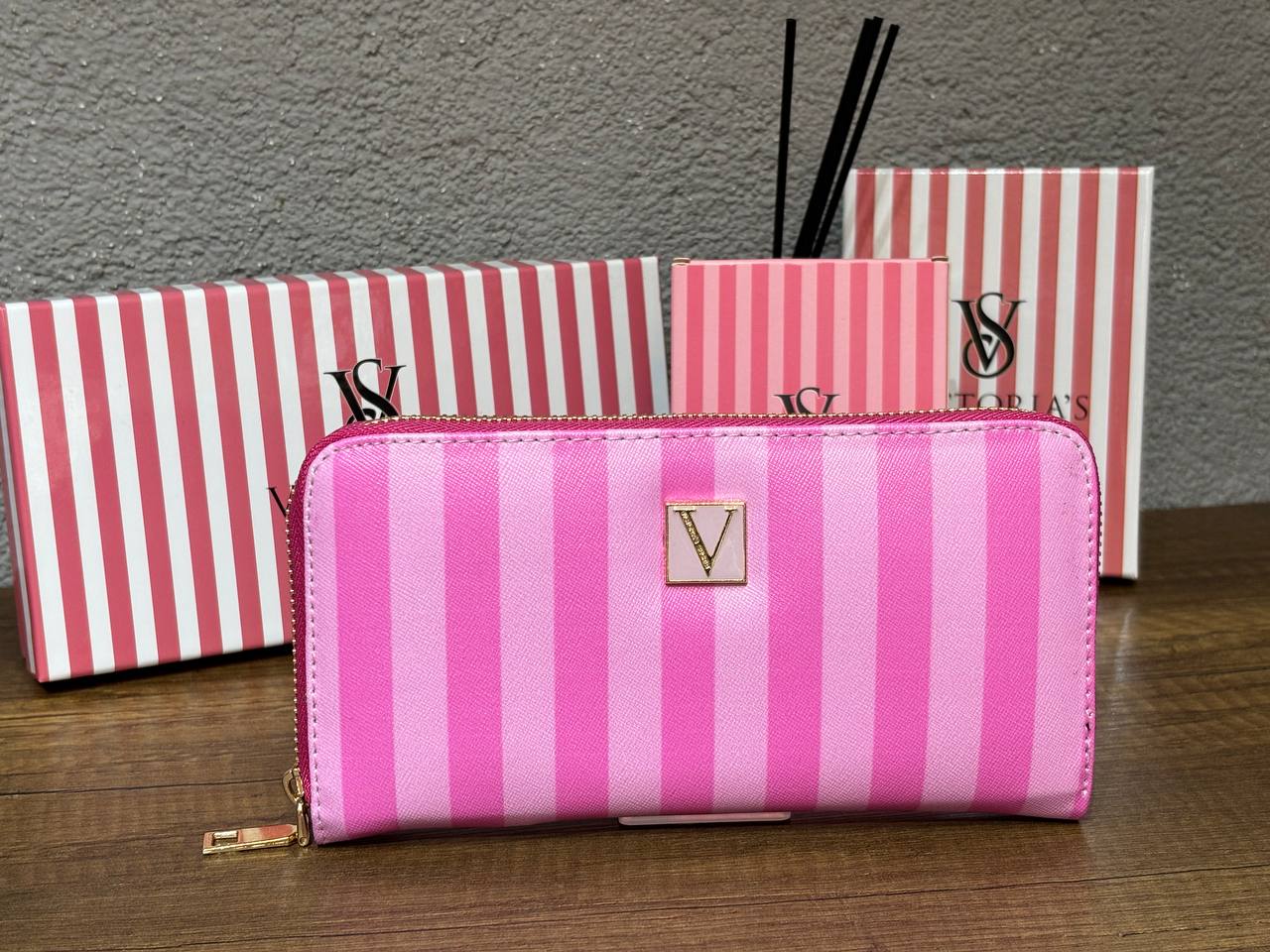 Kraliçe Boy Pembe Şeritli Cüzdan - Victoria's Secret - Modaludo