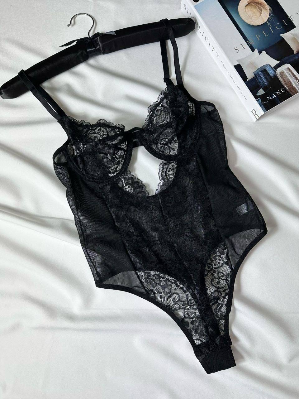 Siyah Zarafetin ve Cesaretin Buluştuğu Tasarım Bodysuit - Modaludo